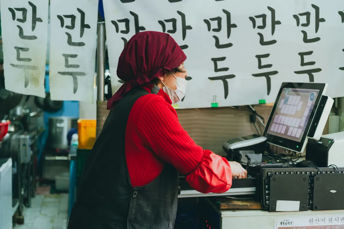 소상공인 신용취약자금 서류를 검토하는 모습