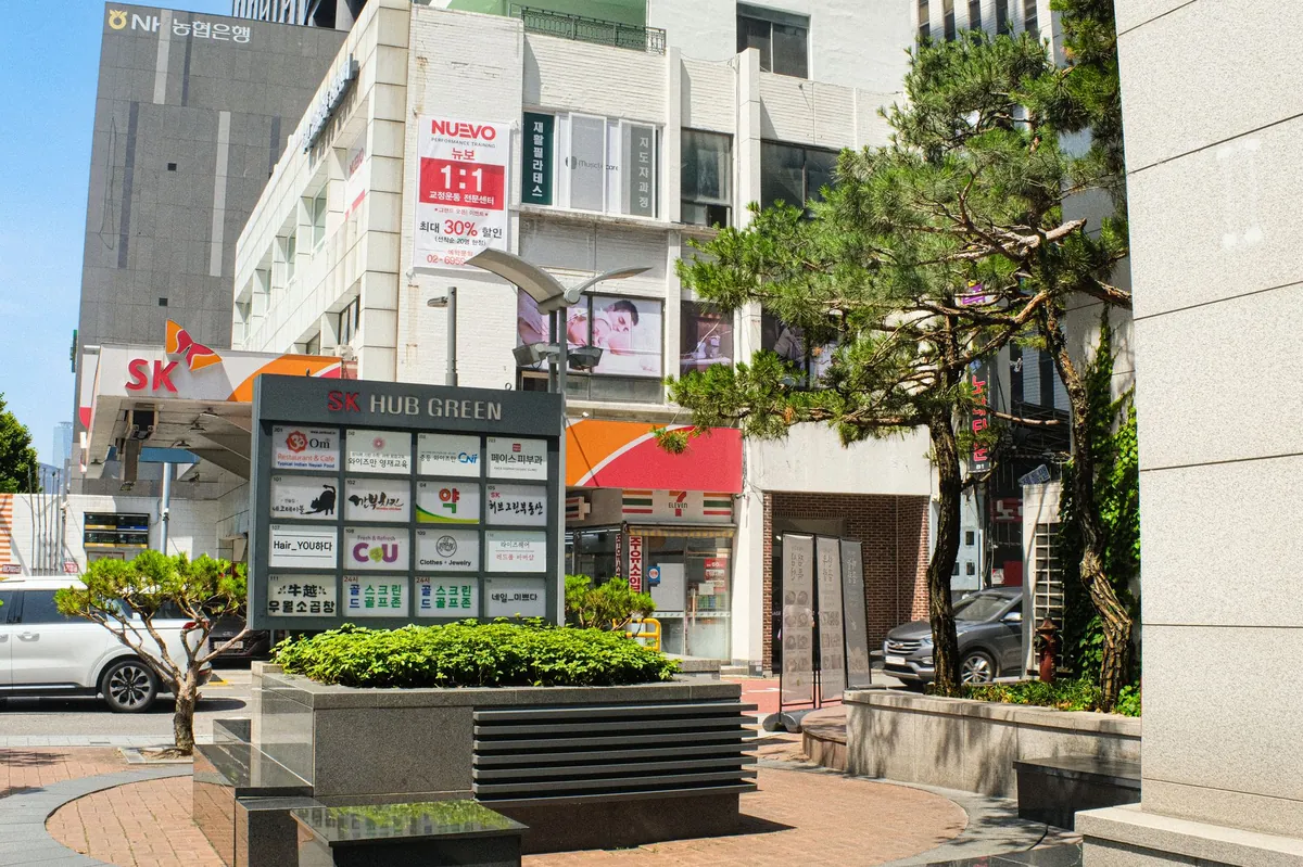 은행 창구에서 청년보증부월세대출 상담을 받는 모습