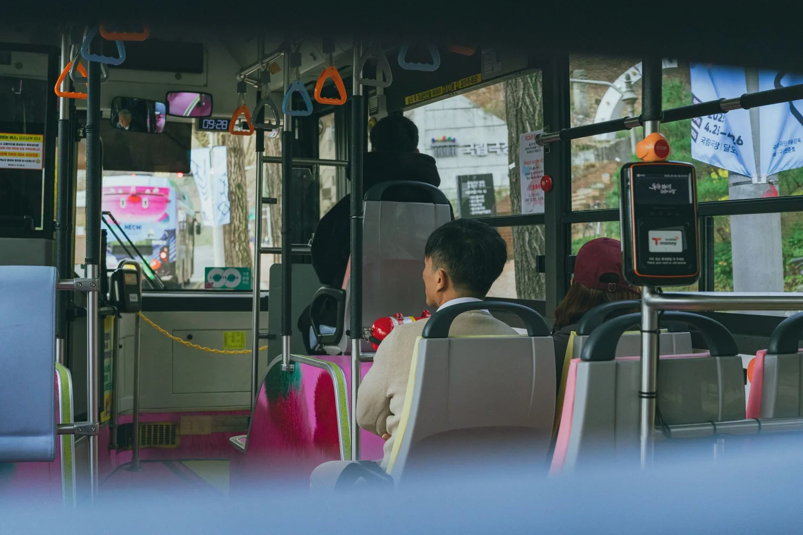 대중교통을 이용하는 시민들