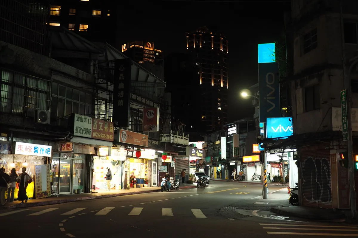 아시아 출장지에서 로밍 데이터를 사용하는 거리 풍경